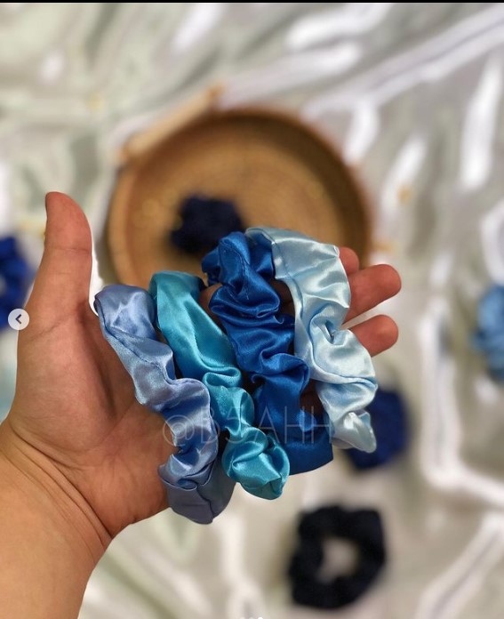 Satin scrunchies 10 pcs - Blue collection
 بكل ساتان 10 قطع - مجموعة الأزرق